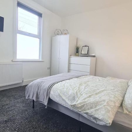 Spacious Private Room In Manor Park Лондон Екстериор снимка