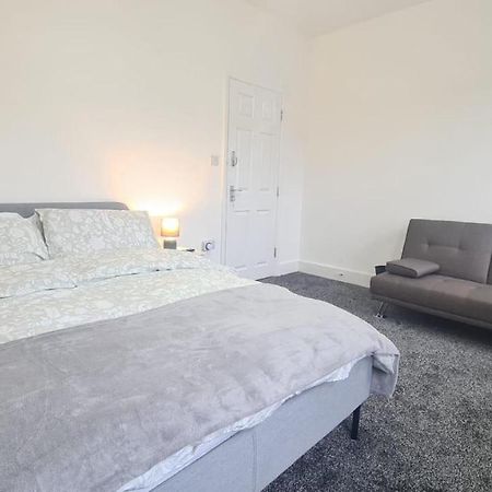 Spacious Private Room In Manor Park Лондон Екстериор снимка
