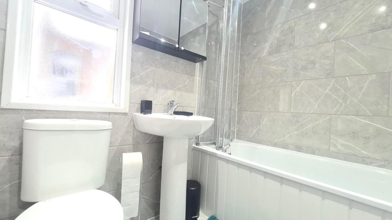 Spacious Private Room In Manor Park Лондон Екстериор снимка
