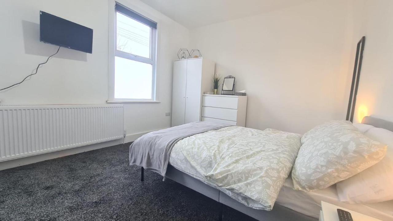 Spacious Private Room In Manor Park Лондон Екстериор снимка