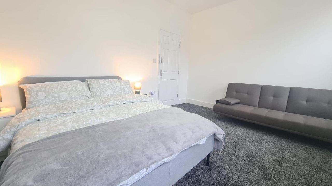 Spacious Private Room In Manor Park Лондон Екстериор снимка