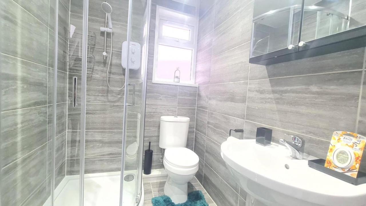 Spacious Private Room In Manor Park Лондон Екстериор снимка