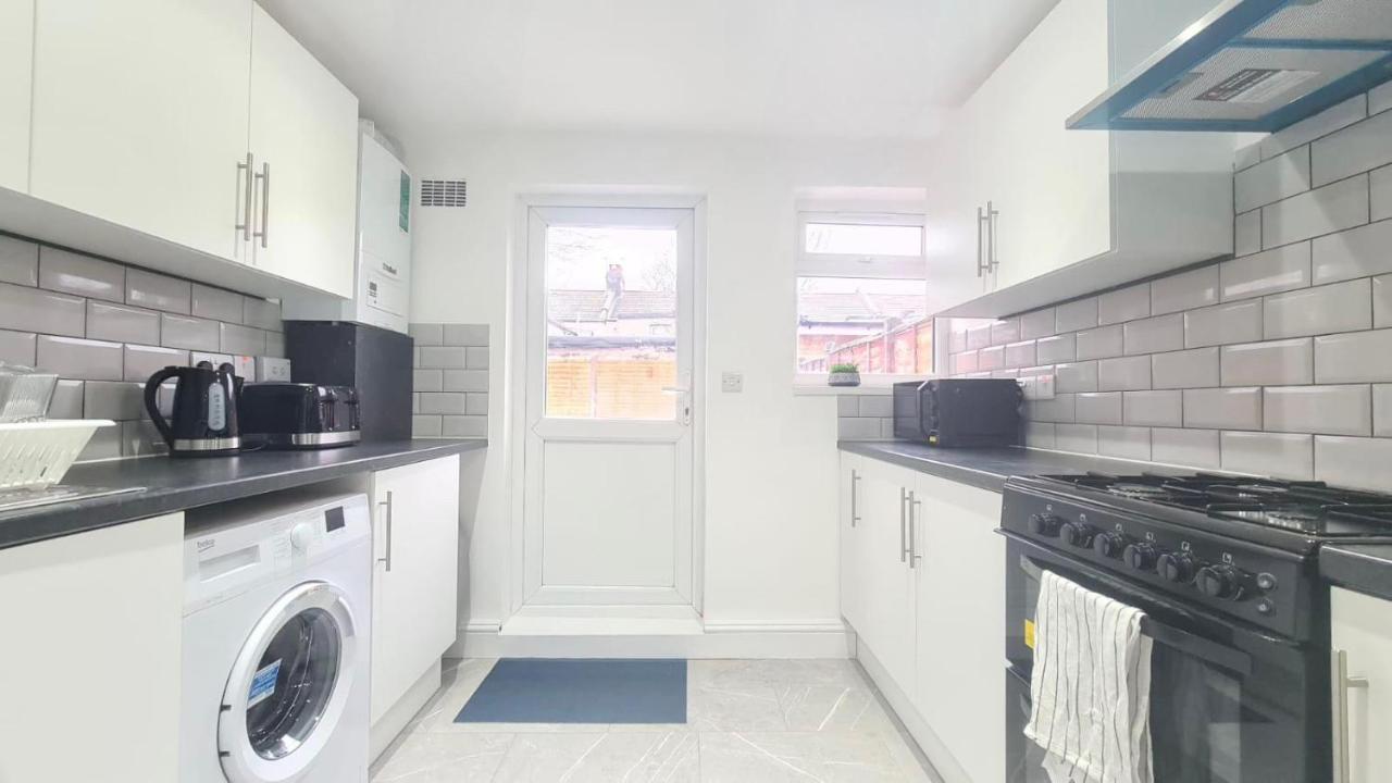 Spacious Private Room In Manor Park Лондон Екстериор снимка