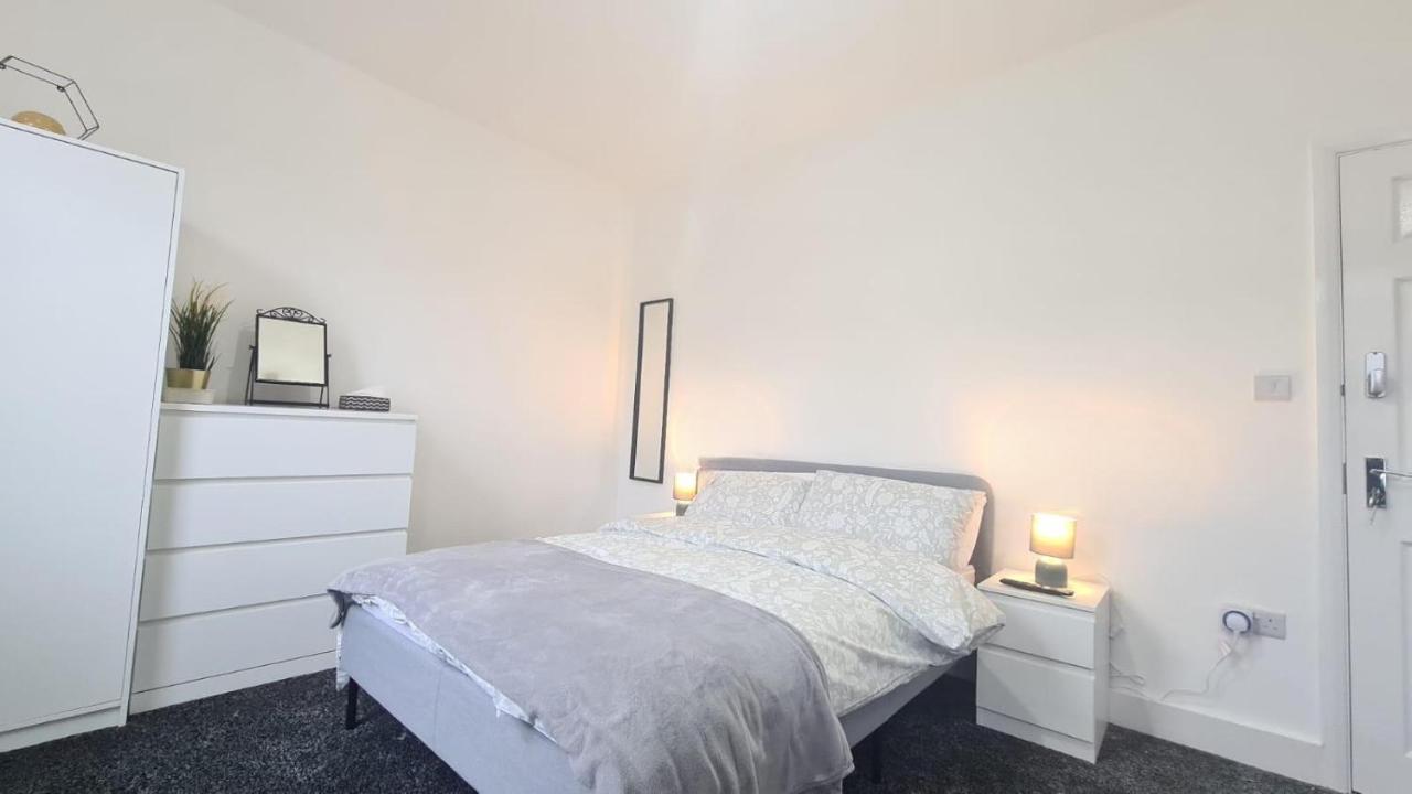 Spacious Private Room In Manor Park Лондон Екстериор снимка
